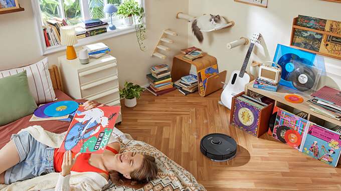 Roborock Q5 Pro utilise dans un petit appartement, ambiance cosy